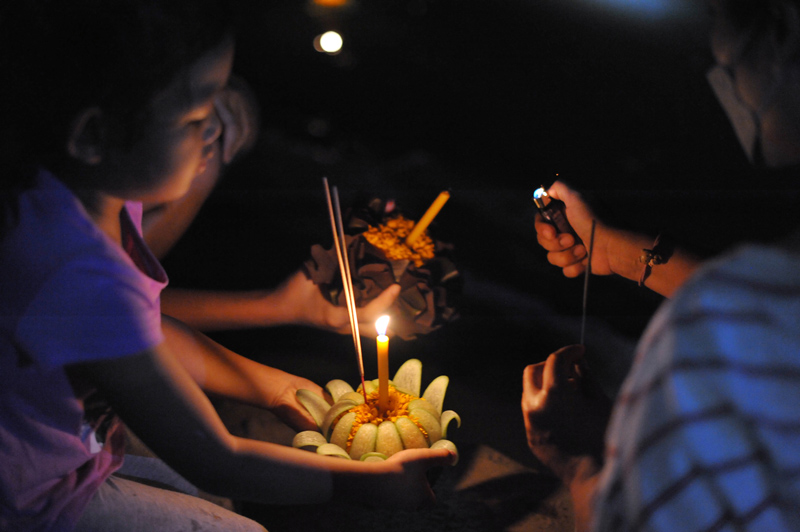 Loy-Krathong-at-Kok-River,-Chiang-Rai