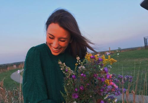 500x349 Madison Cash laughing while holding flowers