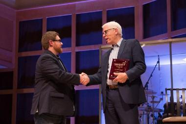 Richard Stearns Accepts Award from Humanitarian and Disaster Institute